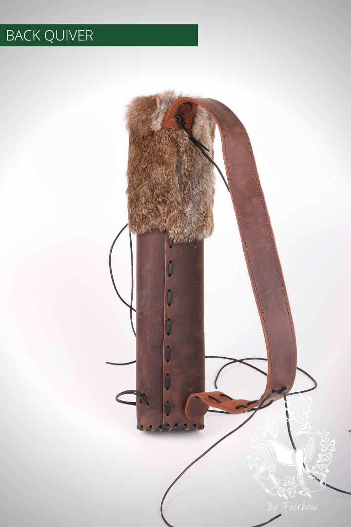 DONKERBRUINE RUGQUIVER MET KONIJNENHUID, MET RIEM