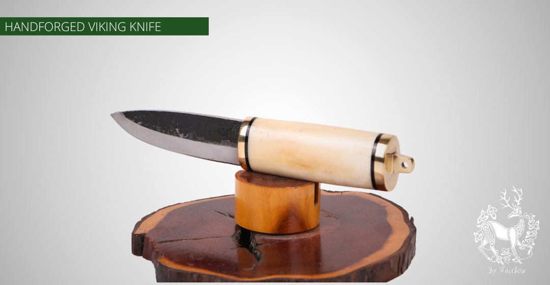 HANDGESCHMIEDETES WIKINGERMESSER AUS DAMAST MIT SCHEIDE. KNAUF UND ENDPLATTE AUS MESSING 9