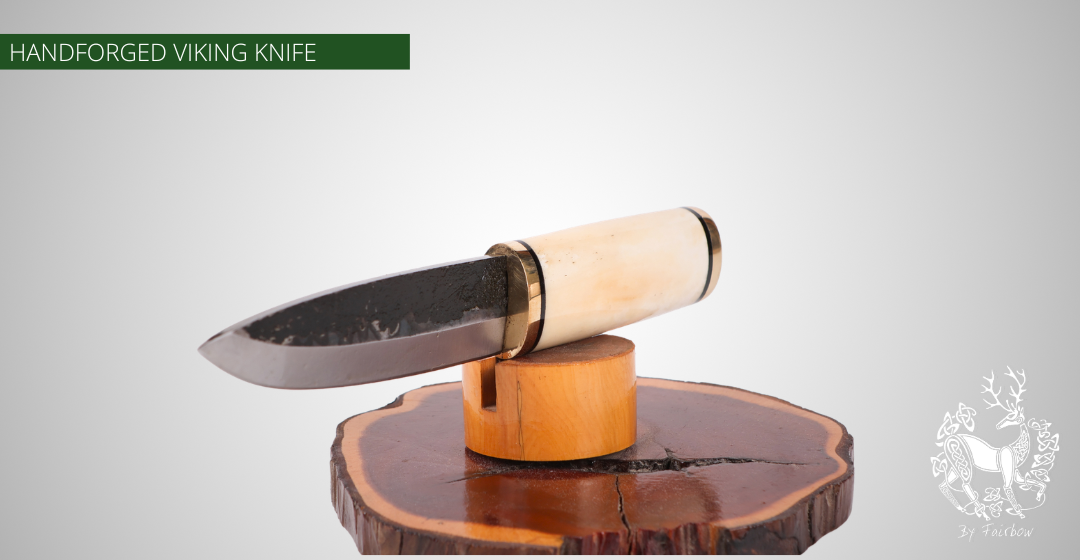 HANDGESCHMIEDETES WIKINGERMESSER AUS DAMAST MIT SCHEIDE. KNAUF UND ENDPLATTE AUS MESSING 9