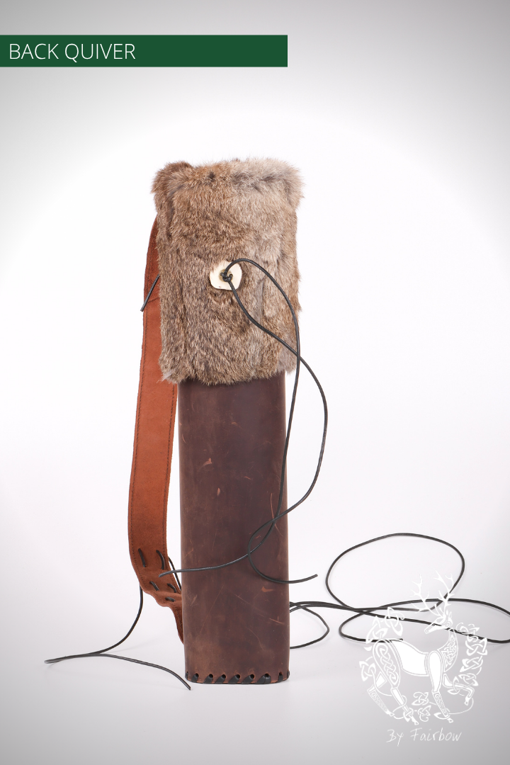 DONKERBRUINE RUGQUIVER MET KONIJNENHUID, MET RIEM