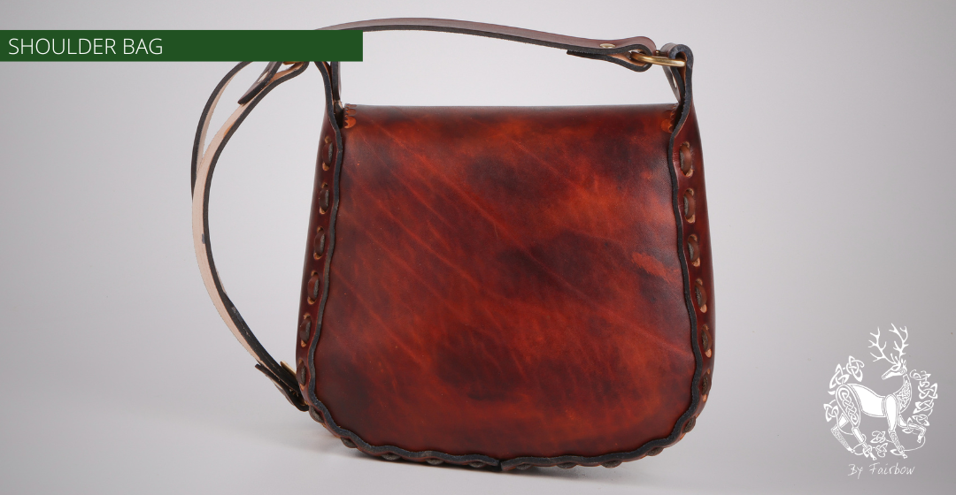 HANDGEMAAKTE EN HANDGESNEDEN LEREN TAS MET KELTISCH ONTWERP