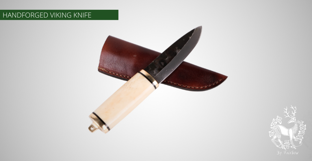 HANDGESCHMIEDETES WIKINGERMESSER AUS DAMAST MIT SCHEIDE. KNAUF UND ENDPLATTE AUS MESSING 9